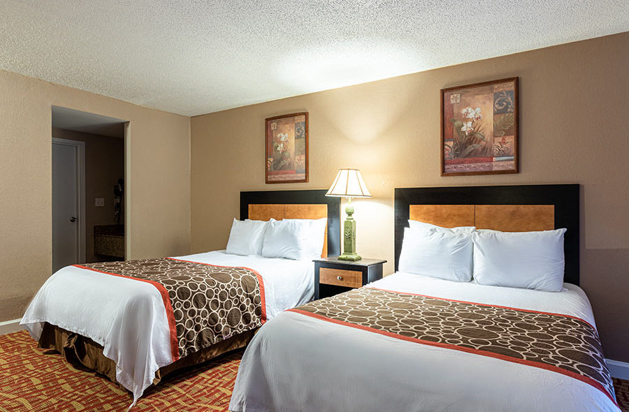 Image of bedroom in our Deluxe Double Bed Efficiency room at Sundial Inn.