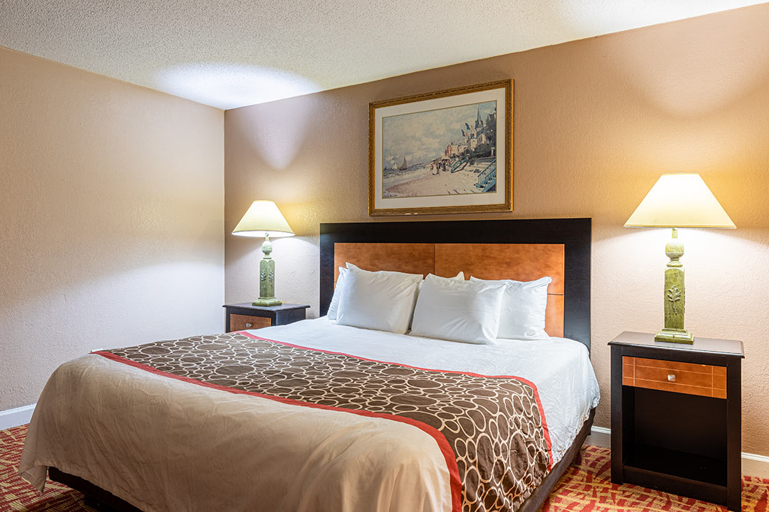 Image of bedroom at Sundial Inn.
